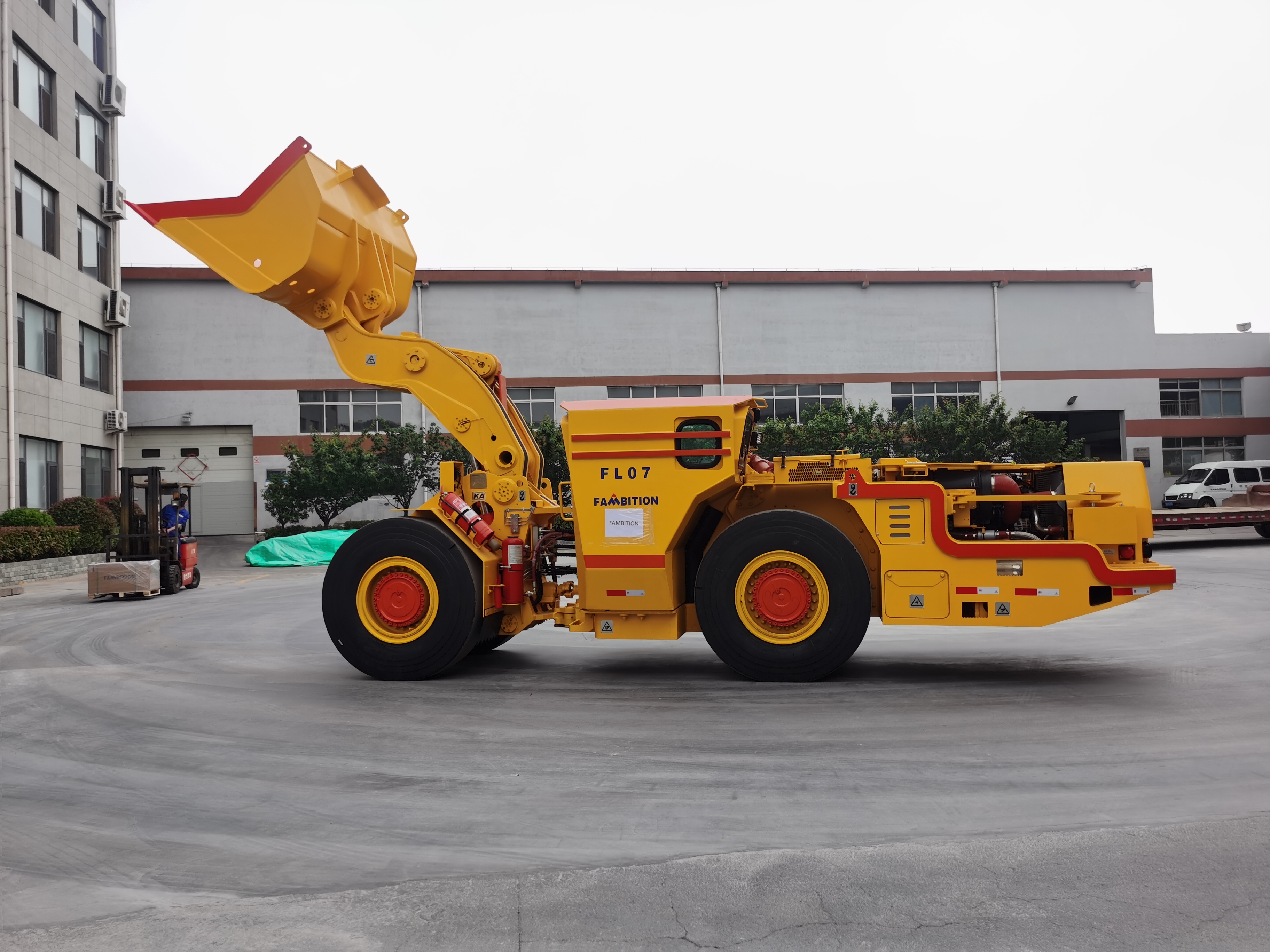 Fambition LHD բեռնիչներ՝ FL25E vs FL07B